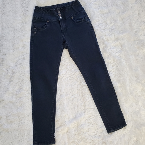 HIGH WAIST DARK WASH BOOTY POPPING DENIM CAPRIS - Picture 4 of 13